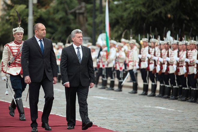 Bolgarski premier Bojko Borisov zaradi nasprotovanja sporazumu Skopja z Atenami ni hotel sprejeti Gjorgea Ivanova, ki je bil na uradnem obisku pri bolgarskem predsedniku Rumenu Radevu. FOTO: Dimitar Kyosemarliev/Reuters