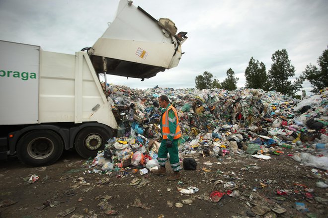 Na Barju je že spet 2000 ton odpadne embalaže. FOTO: Jure Eržen/Delo