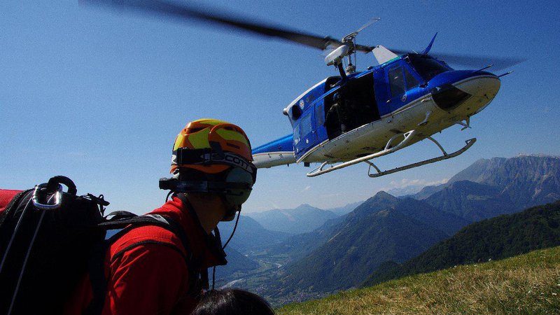 Fotografija: Najbolj nepogrešljiv pripomoček gorskih reševalcev je brez dvoma helikopter. FOTO: GRS Tolmin