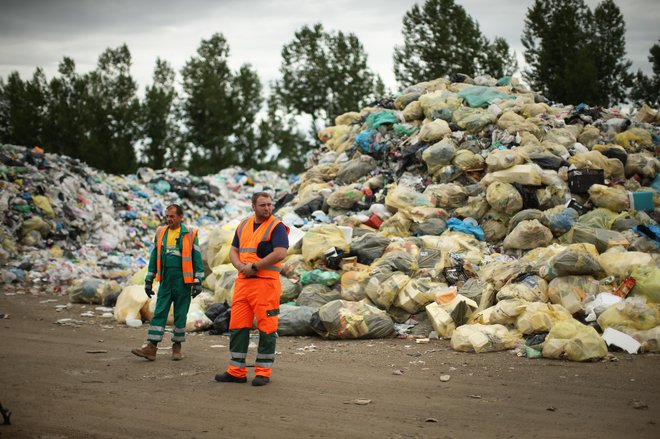 Na Barje na dan pripelje 10 tovornjakov, odpelje eden. FOTO: Jure Eržen/Delo