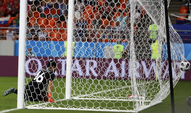 Tunizijski vratar Aymen Mathlouthi je bil nemočen, ko se je žoga odbila od njegovega soigralca Yassina Meriaha Foto Darko Bandić/Ap
