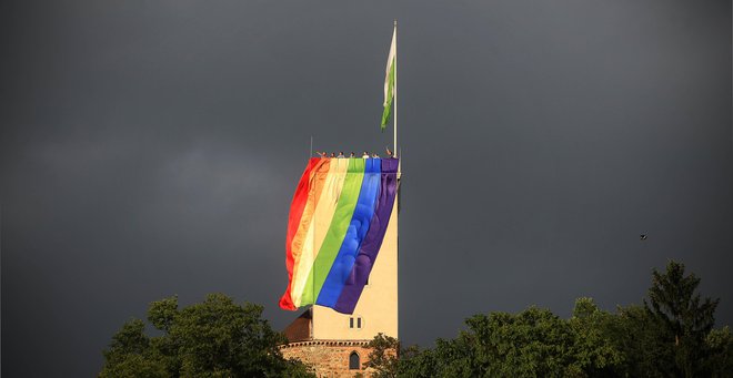 Zastava na paradi ponosa. FOTO: Blaž Samec/Delo