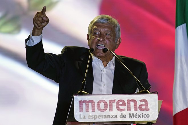 Predsedniški kandidat Andrés Manuel López Obrador med zadnjim predvolilnim shodom na stadionu Azteca v Ciudádu de Méxicu. FOTO: AP