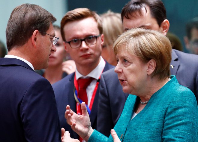 Angela Merkel med pogovorm s slovenskim premierom Mirom Cerarjem. FOTO: Francois Lenoir/Reuters