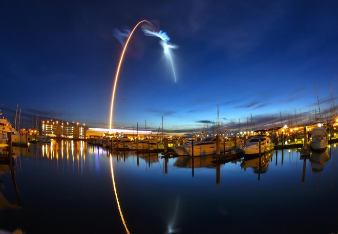 Falcon 9 je na ISS ponesel kapsulo s 2700 kilogramov težkim tovorom. FOTO: Malcolm Denemark/AP