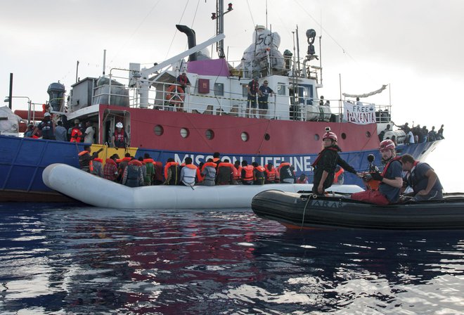 Ladja Lifeline rešuje migrante. FOTO: Hermine Poschmann/AP