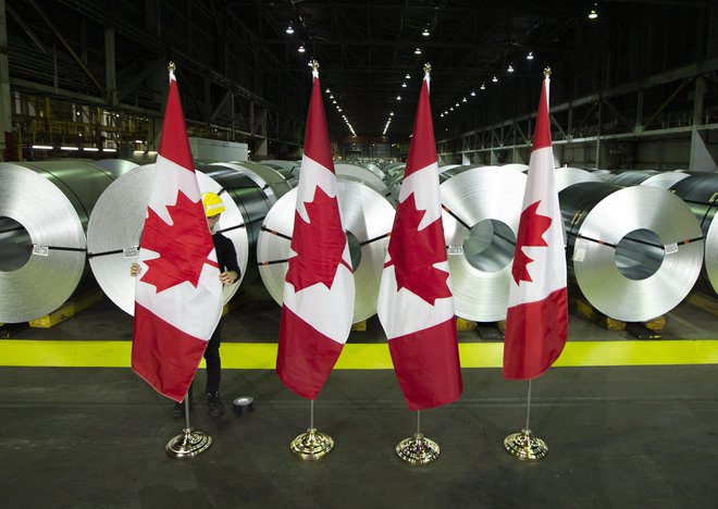 Tako kot v ZDA tudi v Kanadi poslovneži vlado opozarjajo, da bo trgovinska vojna med državama škodljiva. FOTO: Peter Power/AP