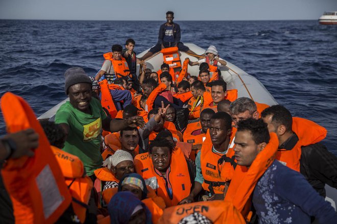 Nesrečni ljudje so obstali sredi Sredozemlja. FOTO: AP