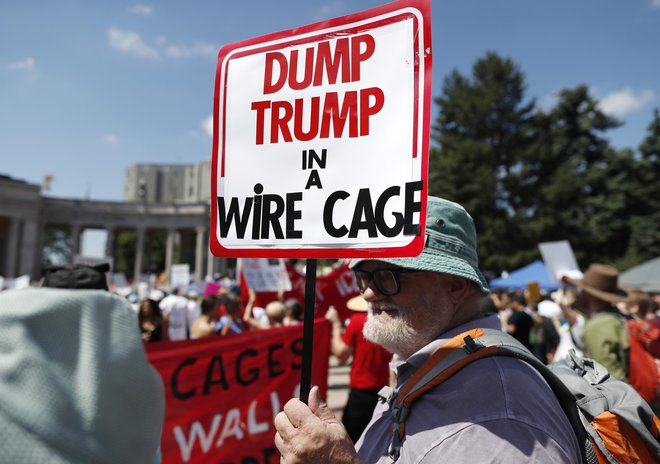 V več ameriških mestih začenjajo demonstracije proti priseljenski politiki predsednika Donalda Trumpa. FOTO: AP