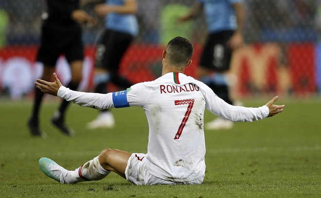 Cristiano Ronaldo se je trudil, a mu obramba Urugvaja ni pustila prav veliko prostora. FOTO: AP