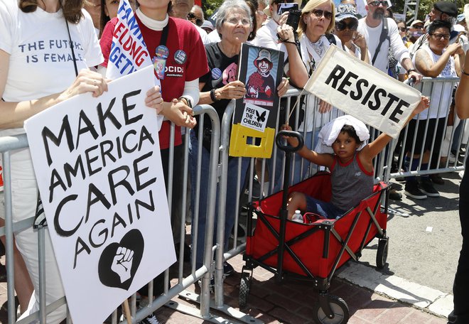 Množično so se protestov udeležili tudi v Bostonu, Chicagu, Los Angelesu, New Yorku in Portlandu. FOTO: AP