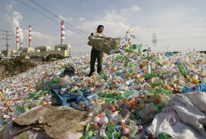 Kitajska je prepovedala uvoz tujih odpadkov, a ima ogromno svojih. Urbanizacija in zvišanje življenjske ravni povečujeta tudi uporabo plastične embalaže. FOTO: Reuters