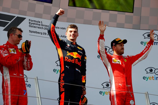 Ferrarijeva asa Kimi Räikkönen (levo) in Sebastian Vettel (desno) sta proti koncu velike nagrade Avstrije lovila Red Bullovega dirkača Maxa Verstappna, vendar ga nista ulovila. Foto Reuters