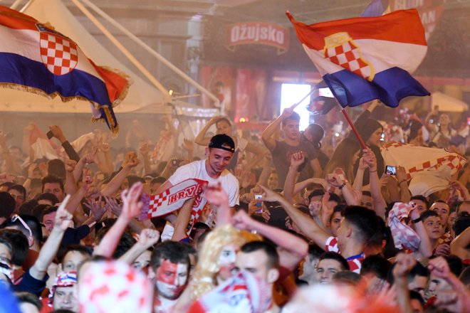 Hrvaški navijači so po zmagi ponoreli. FOTO: AFP