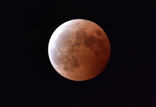 Popolni Lunin mrk FOTO: AFP