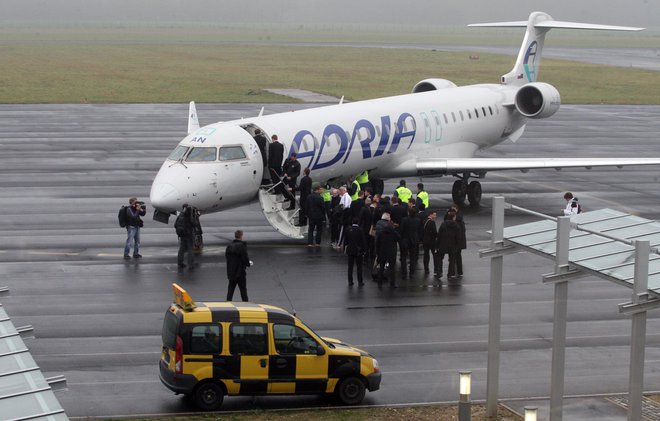 V Adrii Airways zatrjujejo, da potnikom v primeru odpovedi leta uredijo pot do končne destinacije in mu zagotovijo vse, kar v takšnih primerih zahteva zakonodaja, povečanja števila pritožb pa menda ne opažajo. FOTO: Tadej Regent/Delo