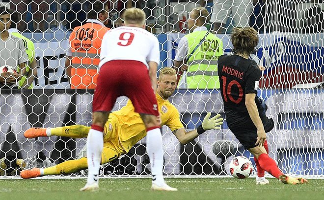 Če bi Hrvaška izpadla, bi bil Luka Modrić tragični junak, v 116. minuti je z enajstih metrov žogo poslal v roke danskega vratarja Kasperja Schmeichla. Foto Martin Meissner/Ap