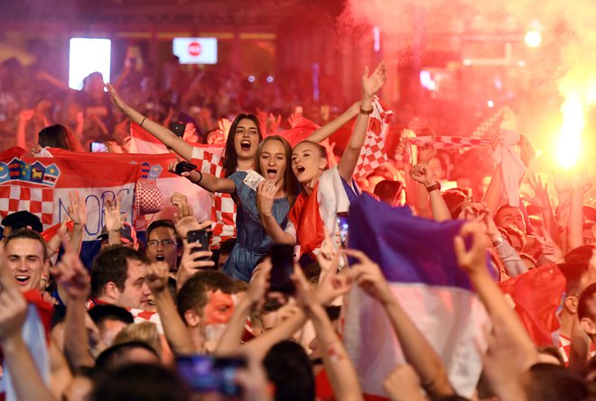 Na osrednjem zagrebškem trgu so tako kot drugod po Hrvaškem uvrstitev v četrtfinale slavili do jutra.<br />
FOTO AFP