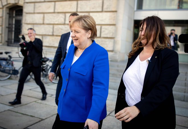 Notranji minister Horst Seehofer kanclerki Angeli Merkel očita, da lahko vlado vodi le zaradi njega, a ga kljub temu &raquo;meče iz sedla&laquo;. FOTO:&nbsp;AFP