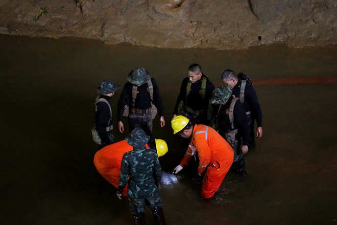 Predvidevajo, da je skupina v jami poiskala zavetje ob prihodu monsunskega dežja, ki je nato zalil vhod v jamo in jim onemogočil izhod. FOTO: Reuters