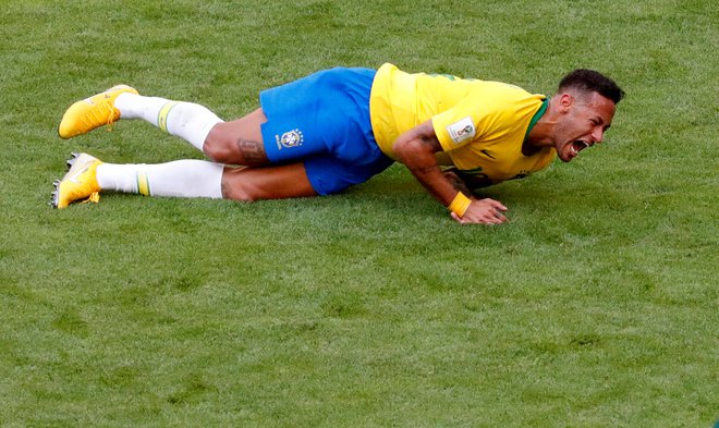 Zaradi Neymarjevega nešportnega obnašanja se je usul plaz kritik in šal na Brazilčev račun. FOTO: Reuters