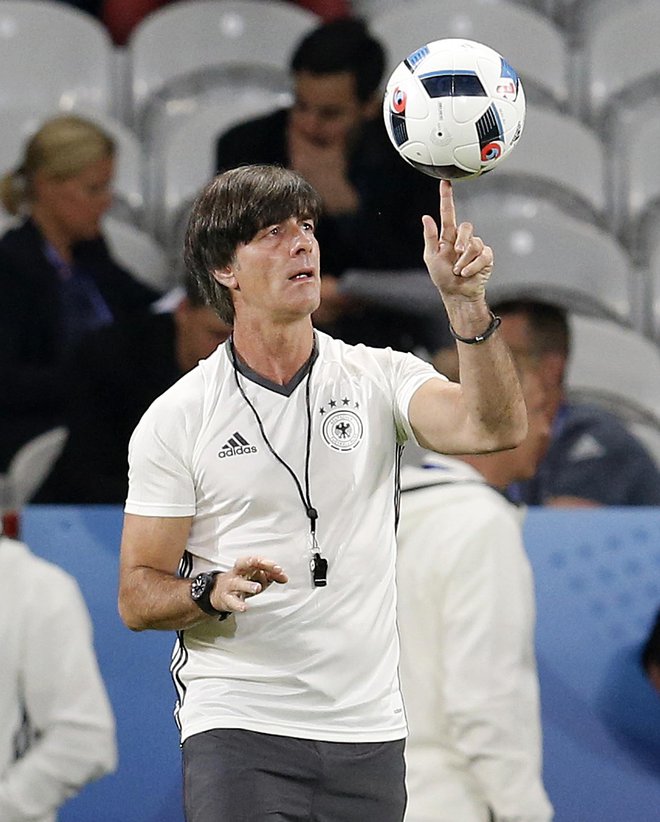 Joachim Löw bo navzlic spodrsljaju na letošnjem SP še naprej vodil nemško nogometno reprezentanco.<br />
FOTO AP