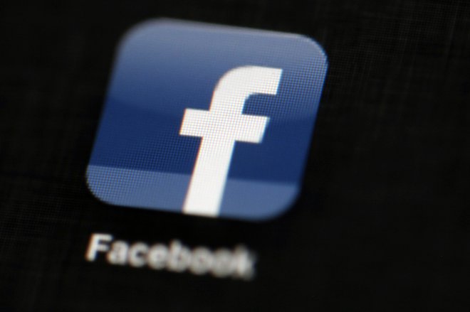 Razširitev zvezne preiskave ustvarja nova tveganja za Facebook, ki se še vedno izvija iz škandalov. FOTO: Matt Rourke/AP