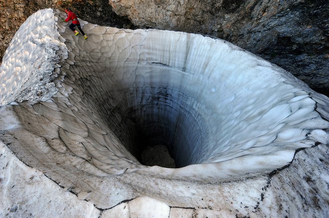 Matkov škaf je bil letos globok okoli 30 metrov. Foto Tomo Jeseničnik