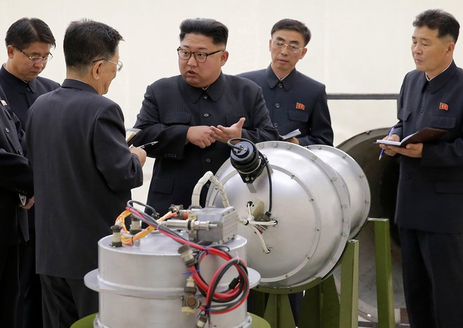 Severnokorejski voditelj Kim Džong Un je pred prihodom ameriškega državnega sekretarja obiskal več tovarn, o katerih domnevajo, da proizvajajo sestavne dele raket. FOTO: AP