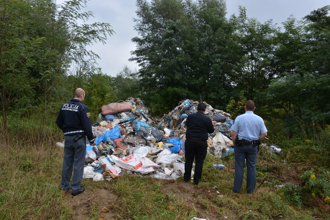 Žarišča divjih odlagališča so na obrobjih cestišč in gozdov. FOTO: Oste Bakal