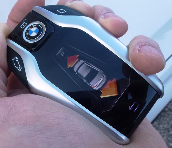 S pametnim ključem BMW lahko na daljavo preveriš, ali je avto zaklenjen, vklopiš klimatizacijo s časovnim zamikom ali celo parkiraš avtomobil v ozko parkirno nišo. FOTO: Bruno Kuzmin