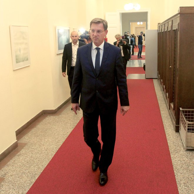 Predsednika SMC Mira Cerarja skrbijo besede predsednika SD Dejana Židana. FOTO: Roman Šipić/Delo