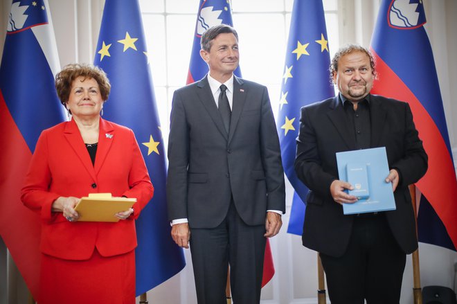 Prejemnica zlatega reda za zasluge Dubravka Tomšič Srebotnjak, predsednik Republike Slovenije Borut Pahor in prejemnik reda za zasluge Darko Brlek. Foto Uroš Hočevar/ Delo