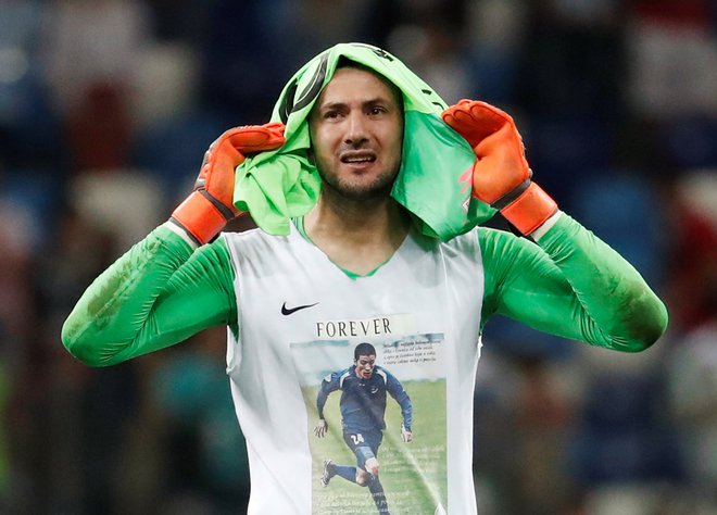 Danijel Subašić pod dresom nosi majico v spomin na pokojnega prijatelja. Foto Damir Sagolj/Reuters