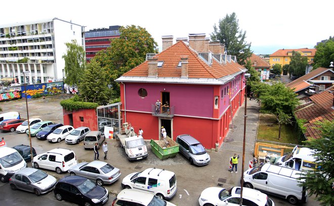 Vse od konca januarja je bil priljubljeni hostel z 92 posteljami in bogatim kulturno-umetniškim programom do zadnje nedelje zaprt.&nbsp;FOTO: Roman Šipić