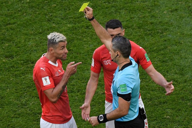 Damir Skomina pogosto komunicira z nogometaši, kot je po eni od akcij takole z Valonom Behramijem in Blerimom Džemailijem. Foto AFP