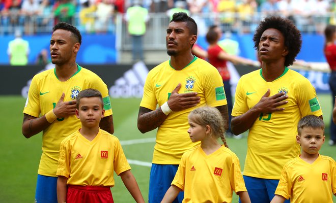 Neymar, Paulinho in Willian med glasnim petjem brazilske himne. Foto Reuters
