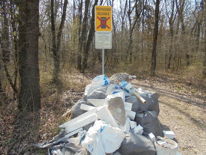 Odpadki, največkrat gradbeni, še vedno vse prepogosto pristanejo v najbližjem gozdu. FOTO: Janez Petkovšek