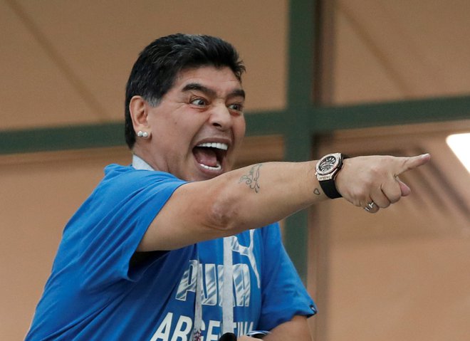 Diego Maradona enostavno ne more iz svoje kože. Foto Matthew Childs/Reuters
