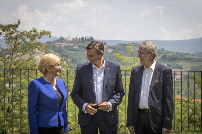 Slovenski predsednik Borut Pahor, avstrijski predsednik Alexander van der Bellen in hrvaška predsednica Kolinda Grabar Kitarović so si bili edini o tem, da mora Evropska unija bolje zaščititi svoje zunanje meje in se izogniti posebnim notranjim kontrolam. FOTO: Voranc Vogel/Delo