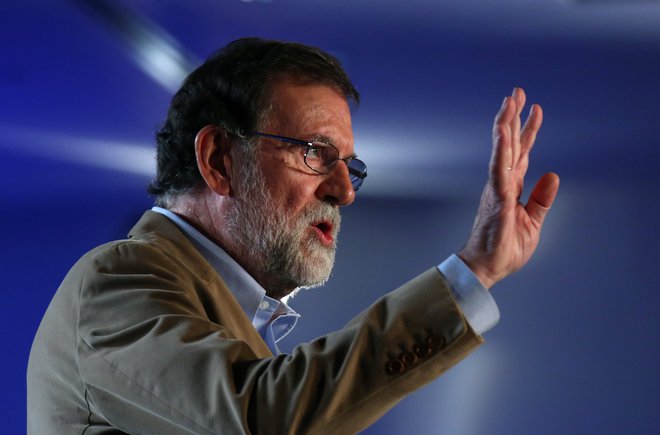 Nekdanji španski premier in vodja Ljudske stranike Mariano Rajoy. FOTO: Albert Gea/Reuters