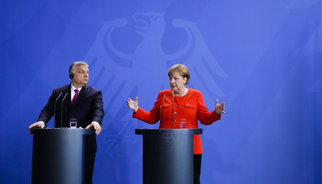 Nemška kanclerka Angela Merkel se je v Berlinu srečala z madžarskim premierjem Viktorjem Orbanom. FOTO: Markus Schreiber/AP
