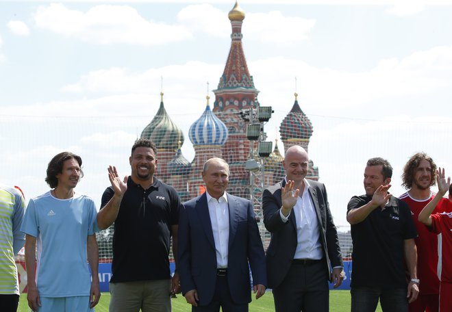 Vladimir Putin in Gianni Infantino sta dobre volje zraven nogometnih zvezdnikov. FOTO: Reuters