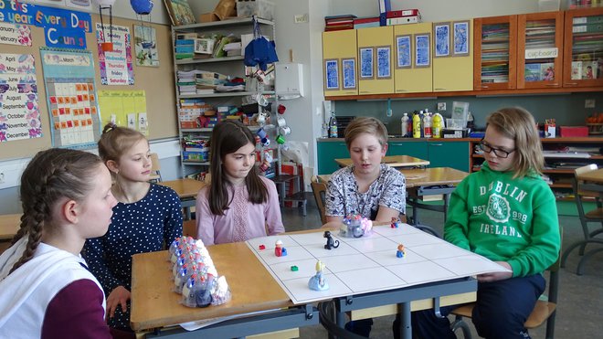 Otroci na Finskem pri pouku uporabljajo robote, ki jih je mogoče programirati. FOTO: Reuters