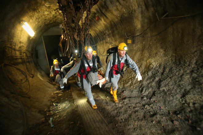 Reševalna vaja iz jaška hrastniškega rudnika. FOTO: Jure Eržen
