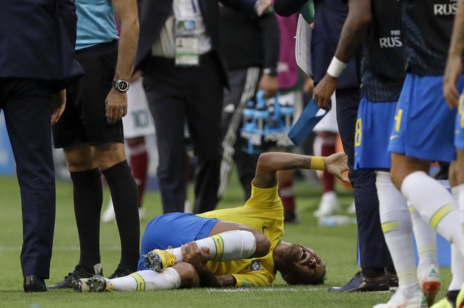 Neymar je tudi zaradi burnih reakcij po prekrških nad njim priljubljena tarča na družbenih omrežjih. Foto Andre Penner/AP