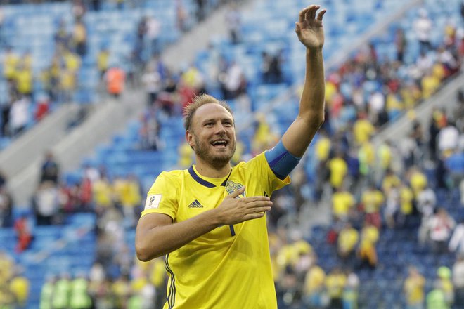 Steber švedske obrambe Andreas Granqvist je dan pred tekmo z Anglijo dobil hčerko. Foto: AP