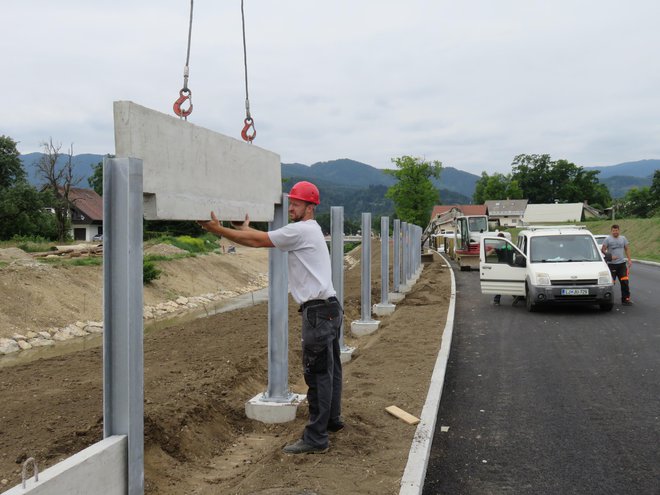 Blejsko severno obvoznico bodo odprli v ponedeljek in ne že v soboto.<br />
Foto Blaž Račič/Delo