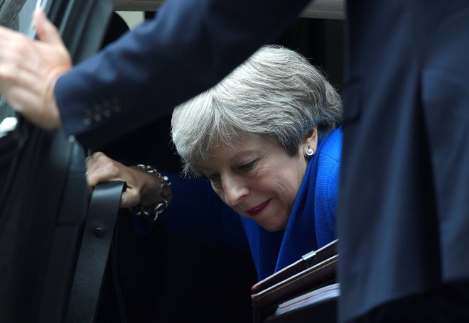Britansko premierko Thereso May čaka naporen dan s svojimi ministri. FOTO: Reuters/Toby Melville