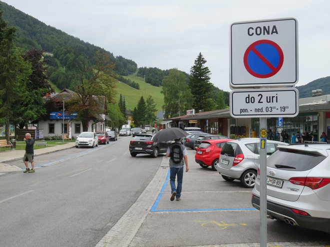 V središču Kranjske Gore odslej le kratkotrajno parkiranje.<br />
Foto Blaž Račič/Delo